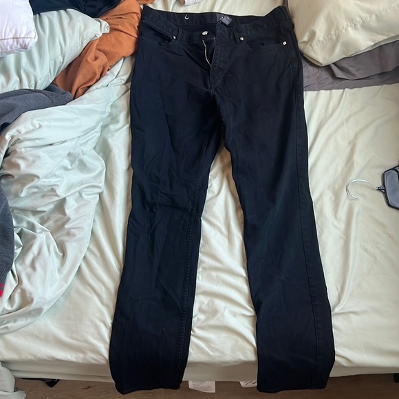 H&M black skinny-ish pants. Skinny but stretchy! - Picture 1 of 3